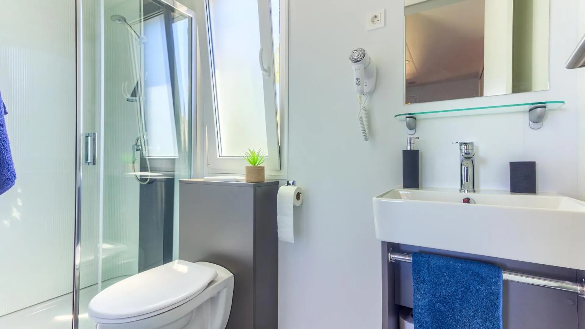 D&M Mobile Home Drage 0*,